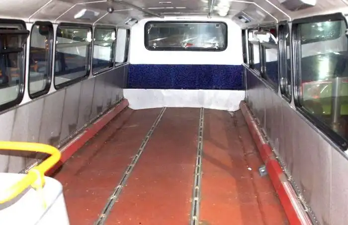 Списанный двухэтажный автобус превратили в ночлежку для бездомных