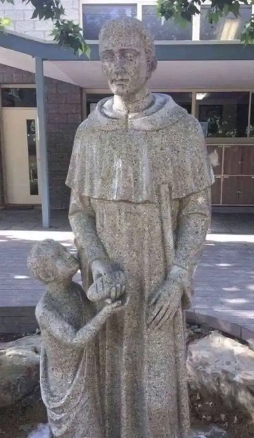 В австралийской школе спрятали скульптуру святого с неоднозначным дизайном