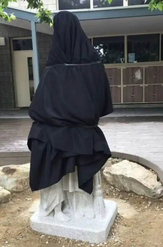 В австралийской школе спрятали скульптуру святого с неоднозначным дизайном