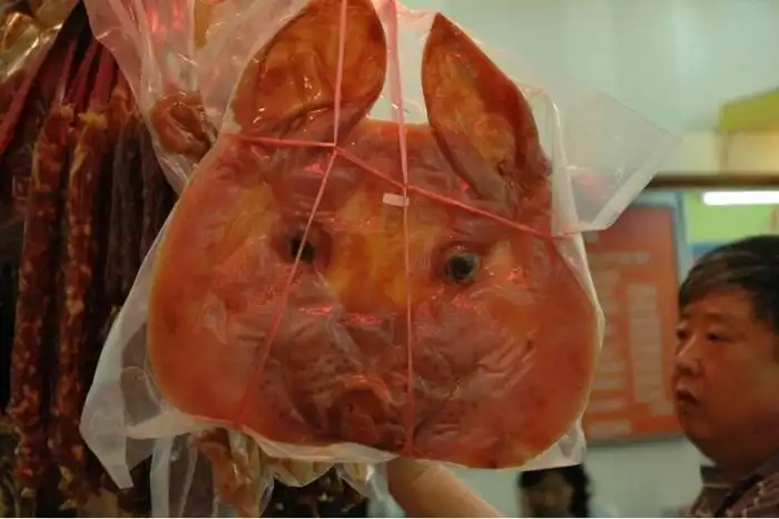 Как продают вяленые свиные головы в Китае