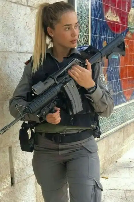 Девушки-военнослужащие и девушки с оружием