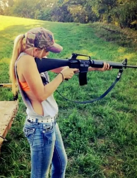 Девушки-военнослужащие и девушки с оружием