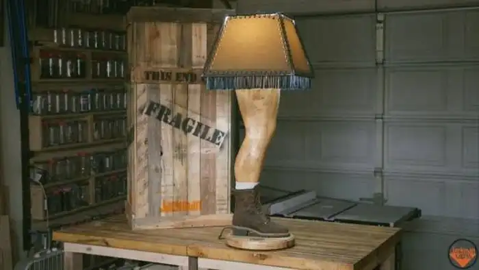 Плотник сделал лампу в виде ноги