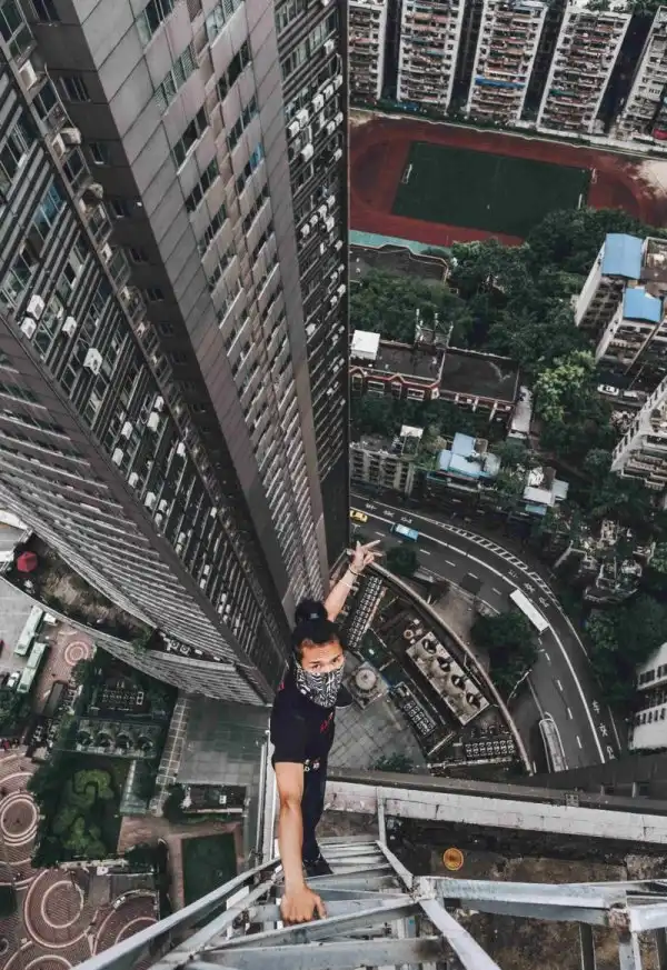 Китайский руфер сорвался с небоскреба во время выполнения трюка