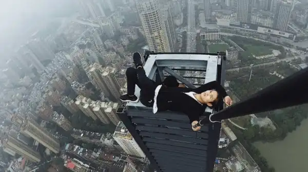 Китайский руфер сорвался с небоскреба во время выполнения трюка