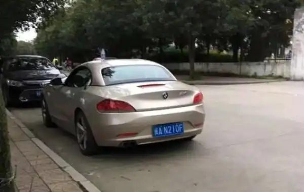 Самый простой способ снять китайскую студентку - выставить на капот авто бутылку с водой