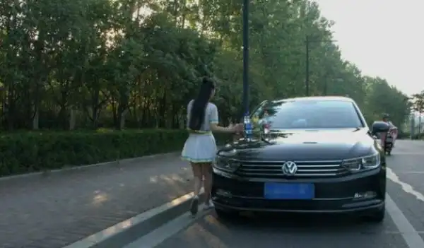 Самый простой способ снять китайскую студентку - выставить на капот авто бутылку с водой
