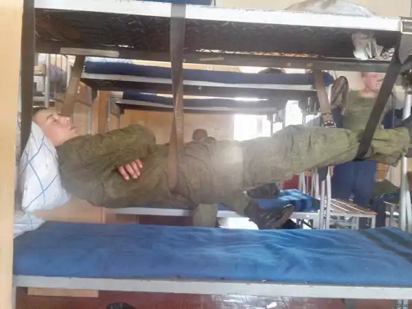 Спалился. Солдат спит под кроватью в Армии