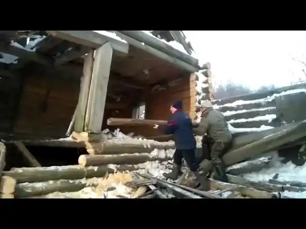 Мужики сносят избу