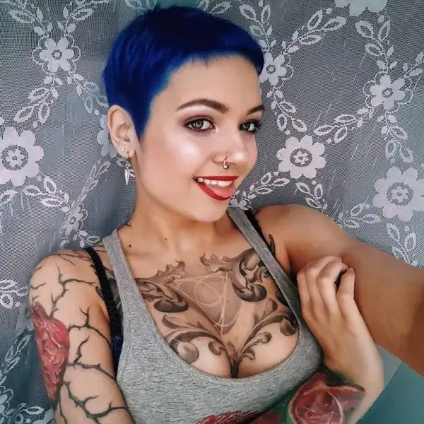 25 девушек с татуировками на груди