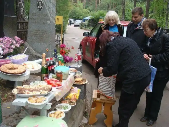 Самые странные вещи, которыми люди занимаются на кладбищах Самые странные вещи, которыми люди занимаются на кладбищах