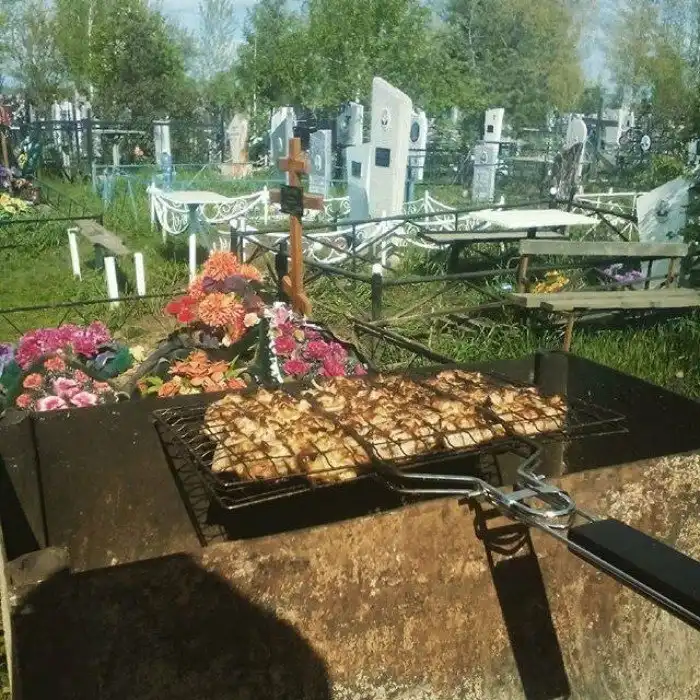 Самые странные вещи, которыми люди занимаются на кладбищах