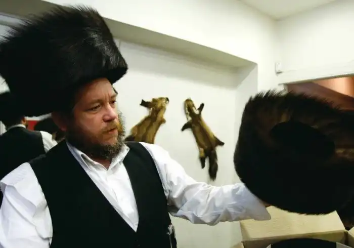 Что за мохнатые шапки носят иудеи?