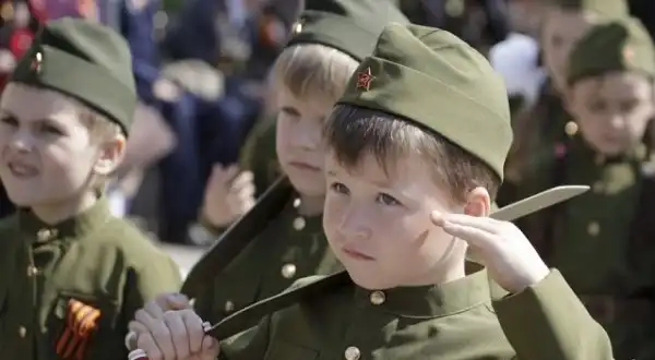 Дети в военной форме на День Победы.