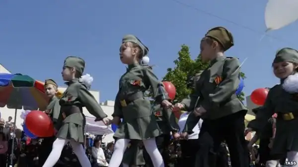 Дети в военной форме на День Победы.