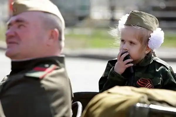 Дети в военной форме на День Победы.