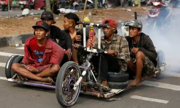 Индонезийские панки делают из мотороллеров невероятных мутантов