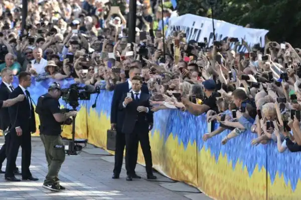 Владимир Зеленский - теперь официальный президент Украины