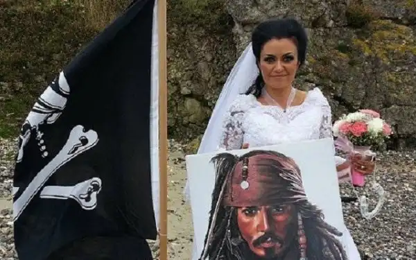 47-летняя ирландка вышла замуж за 300-летнего призрака пирата и чуть не умерла