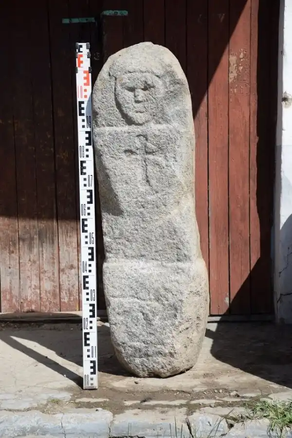 В Харовском районе нашли 300-килограммового каменного идола в придорожной канаве
