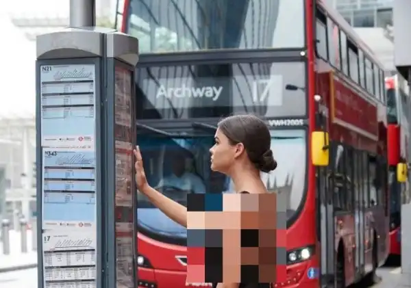 Смелый эксперимент: прогуляться по центру Лондона в прозрачном платье