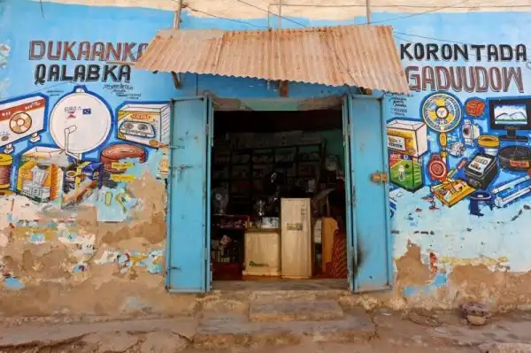 В Сомали не нужно заходить в магазин, чтобы увидеть ассортимент - все нарисовано на фасаде