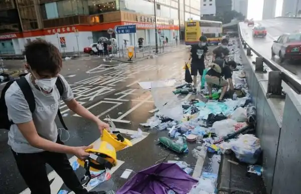 Участники протеста в Гонконге вновь вышли на улицы, чтобы убрать за собой мусор