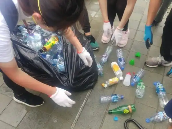 Участники протеста в Гонконге вновь вышли на улицы, чтобы убрать за собой мусор