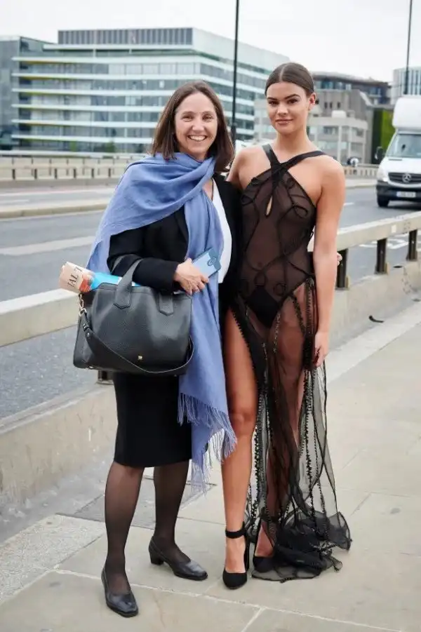 Смелый эксперимент: прогуляться по центру Лондона в прозрачном платье