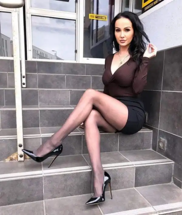 Девушки в обтягивающих платьях