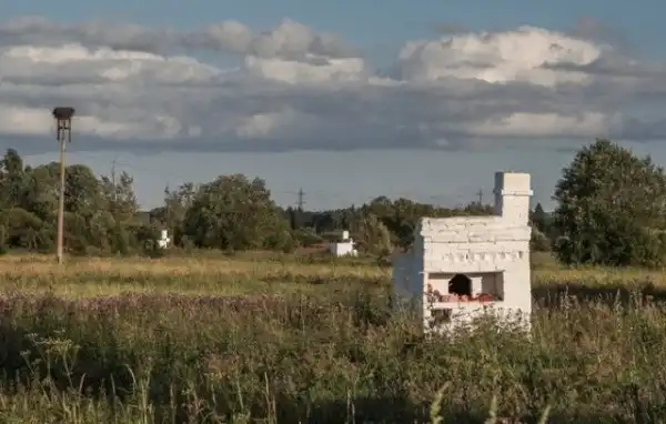 Почему в поле стоят эти русские печи?