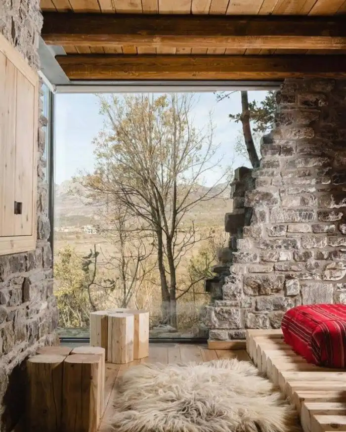 В Албании есть невероятный дом с углом из стекла: что он из себя представляет и как выглядит внутри
