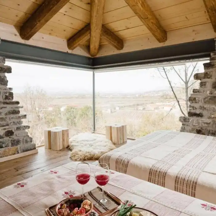 В Албании есть невероятный дом с углом из стекла: что он из себя представляет и как выглядит внутри