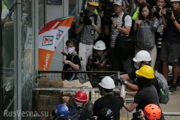 "Майдан" в Китае — демонстранты штурмуют здание Законодательного Совета в Гонконге