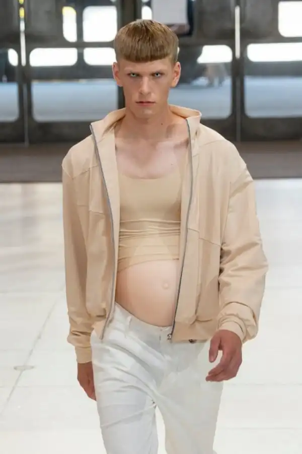 Мода, пожалуйста прекрати! На лондонской Неделе моды на подиум вышли "беременные мужчины"