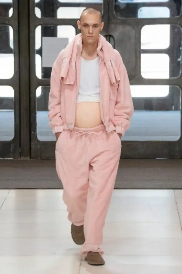 Мода, пожалуйста прекрати! На лондонской Неделе моды на подиум вышли "беременные мужчины"