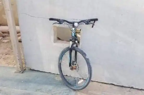Злая шутка над велосипедистом