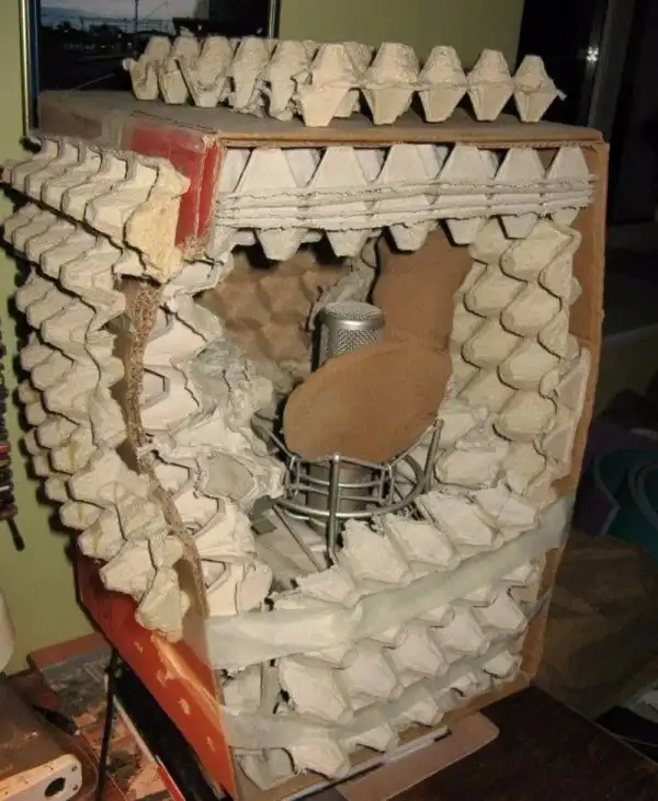 Домашние студии звукозаписи из упаковок для яиц и поролона