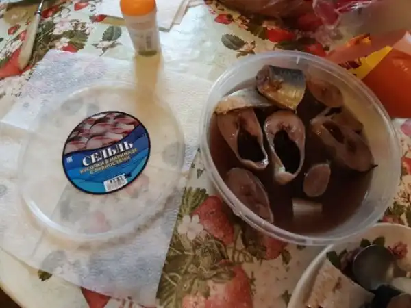 Неприятная находка в маринованной сельди