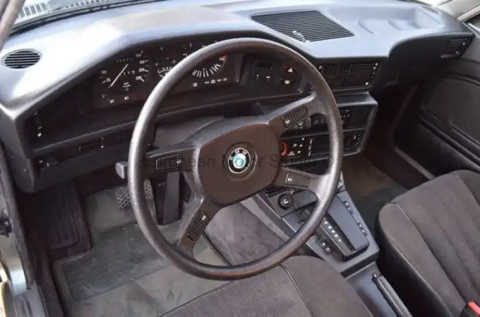 BMW 518i 1985 года с довольно небольшим пробегом и приличным ценником