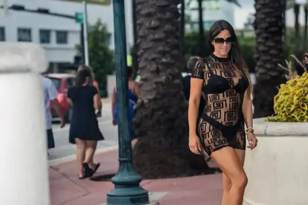 Итальянская телезвезда Клаудия Романи прогулялась в просвечивающемся платье в Майами