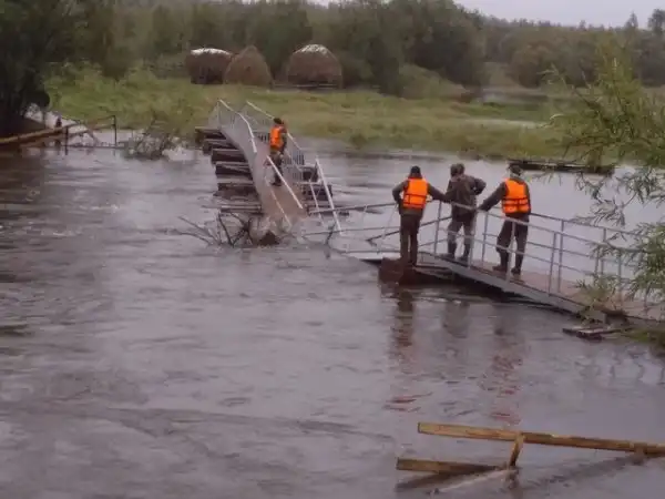 На Урале мост, который жители ждали в течение 2 лет, сломался через день после открытия