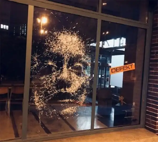 Необычное искусство: художнику платят за то, чтобы он разбивал витрины