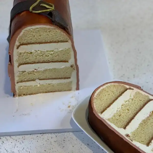 Кондитер из Нью-Джерси выпекает торты, которые похожи на десерты только внутри, но не снаружи