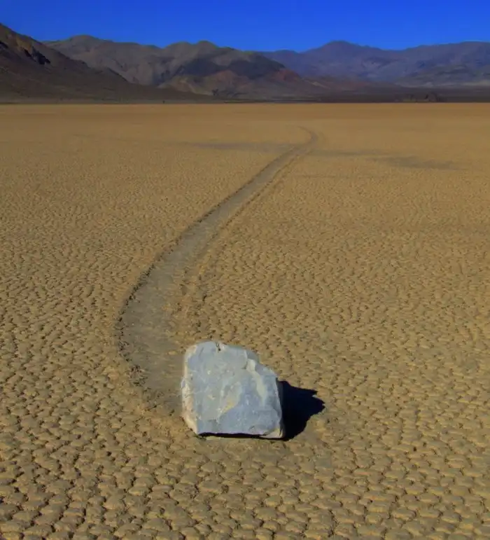 Ожившие камни Долины Смерти: как они движутся?