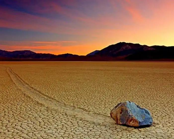 Ожившие камни Долины Смерти: как они движутся?