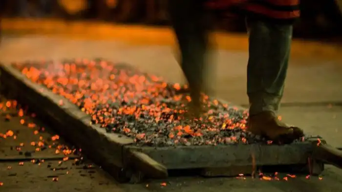 Как индийцы ходят по раскаленным углям?