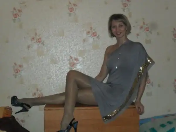 Замуж тебе надо, а ты всё перед фотиком выёживаешься
