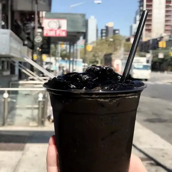 Матово-черный кофе с черными сливками для тех, кто любит потемнее