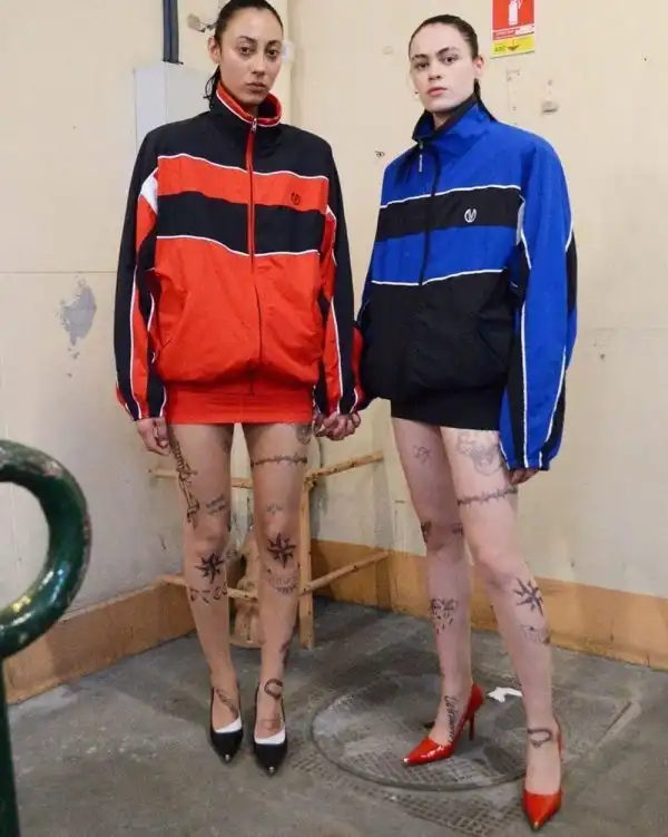 Новый модный тренд для девушек - колготки с тюремными наколками